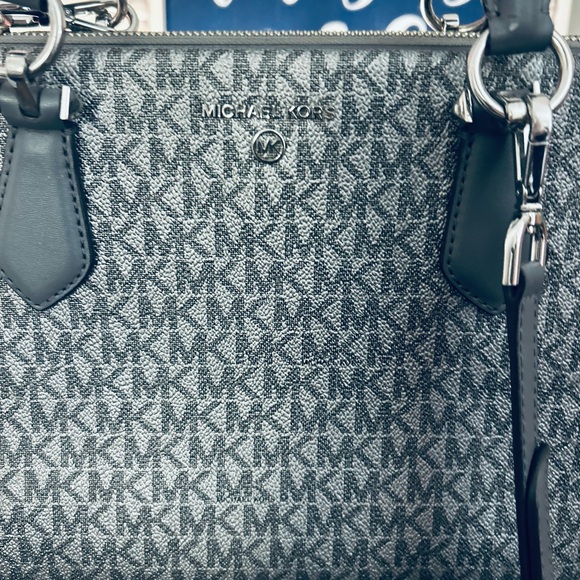 Michael Kors Gray Marilyn Medium Signature Tote Bag - Picture 2 of 5